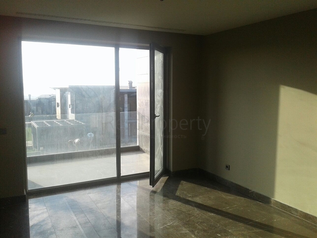 Двух этажная вилла на берегу озера Бююкчекмедже