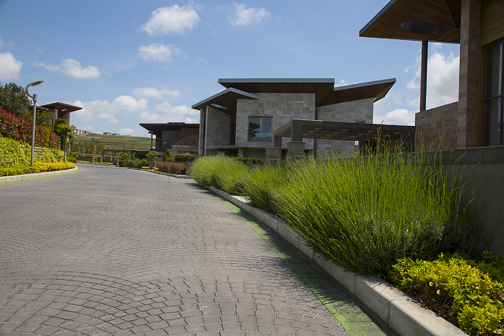 Двух этажная вилла на берегу озера Бююкчекмедже