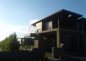 Двух этажная вилла на берегу озера Бююкчекмедже