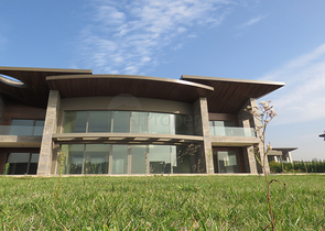 Двух этажная вилла на берегу озера Бююкчекмедже