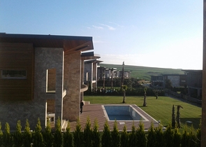 Двух этажная вилла на берегу озера Бююкчекмедже