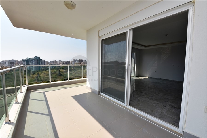 Двухуровневые апартаменты 4+1 в Махмутларе