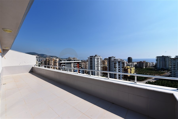 Двухуровневые апартаменты 4+1 в Махмутларе