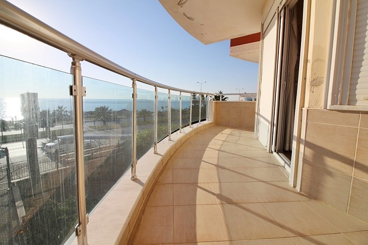 Просторная меблированная квартира с прямым видом на море