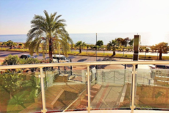 Просторная меблированная квартира с прямым видом на море