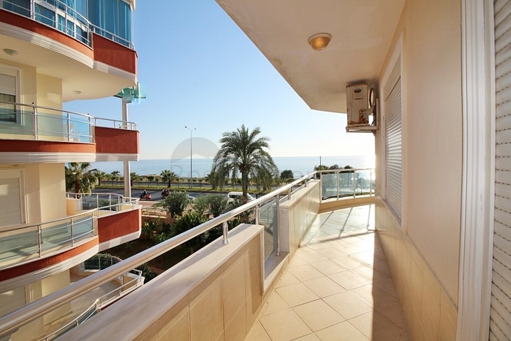 Просторная меблированная квартира с прямым видом на море