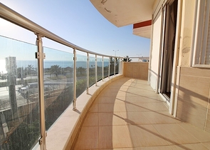 Просторная меблированная квартира с прямым видом на море