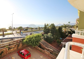 Просторная меблированная квартира с прямым видом на море