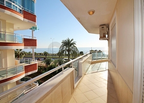 Просторная меблированная квартира с прямым видом на море