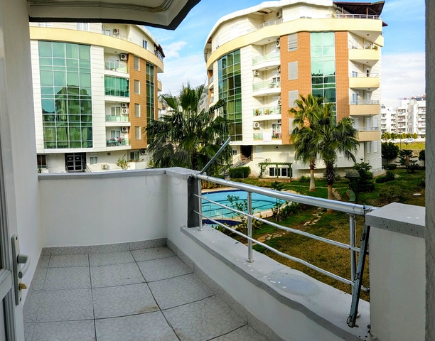 Просторная квартира 3+1 в комплексе с бассейном в Коньяалты