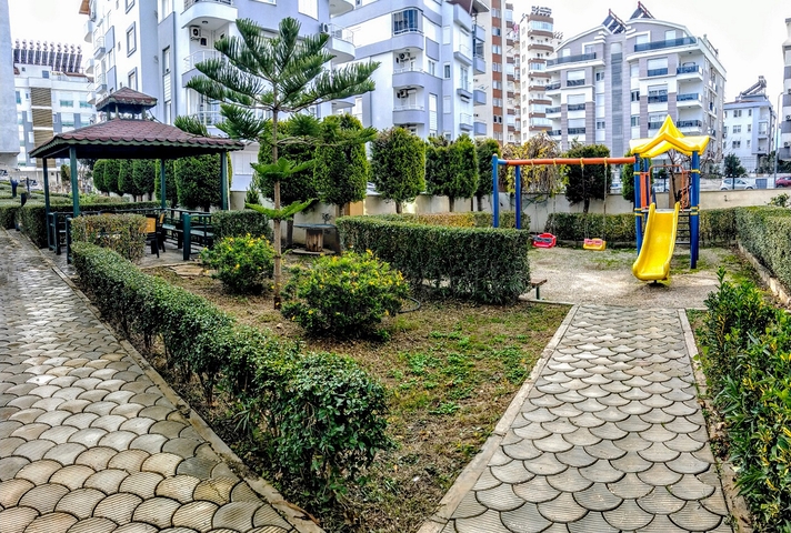 Просторная квартира 3+1 в комплексе с бассейном в Коньяалты