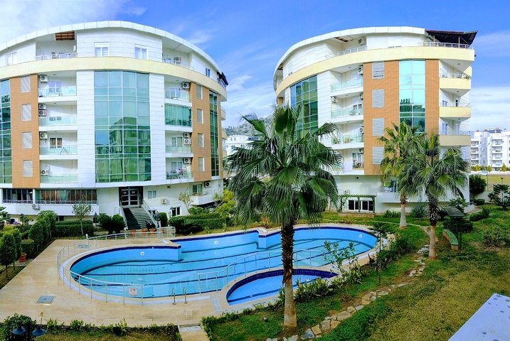 Просторная квартира 3+1 в комплексе с бассейном в Коньяалты