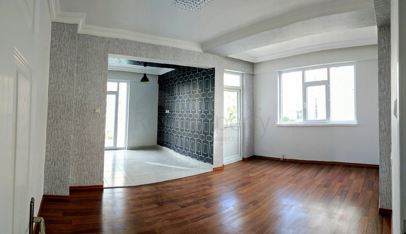 Просторная квартира 3+1 в комплексе с бассейном в Коньяалты