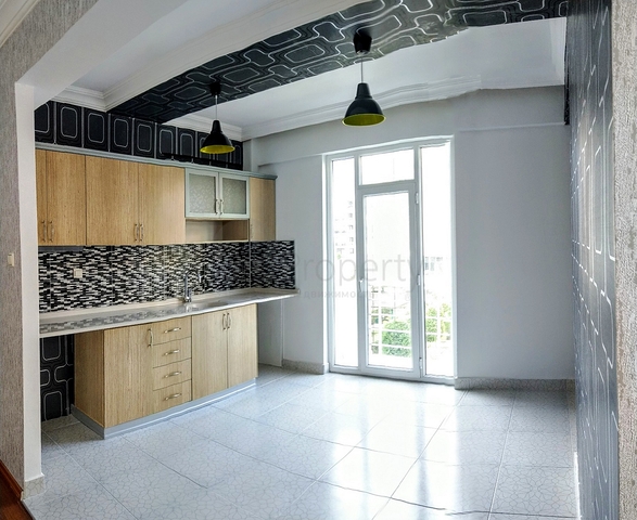 Просторная квартира 3+1 в комплексе с бассейном в Коньяалты