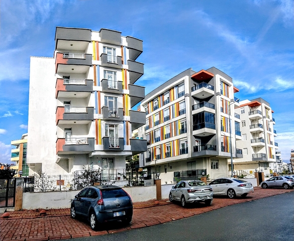 Просторная квартира 3+1 в комплексе с бассейном в Коньяалты