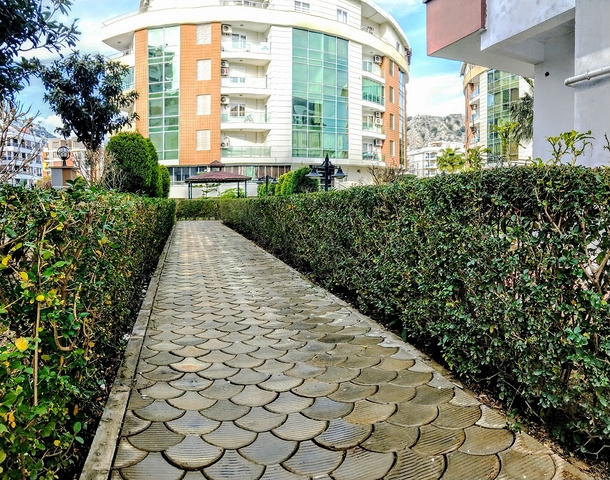 Просторная квартира 3+1 в комплексе с бассейном в Коньяалты