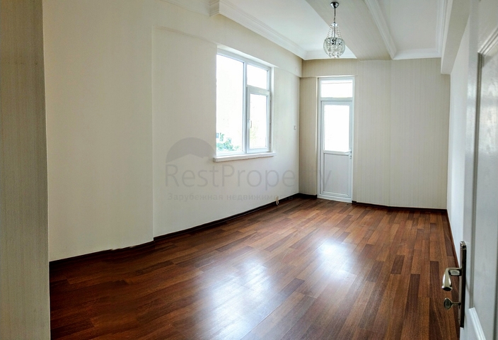 Просторная квартира 3+1 в комплексе с бассейном в Коньяалты