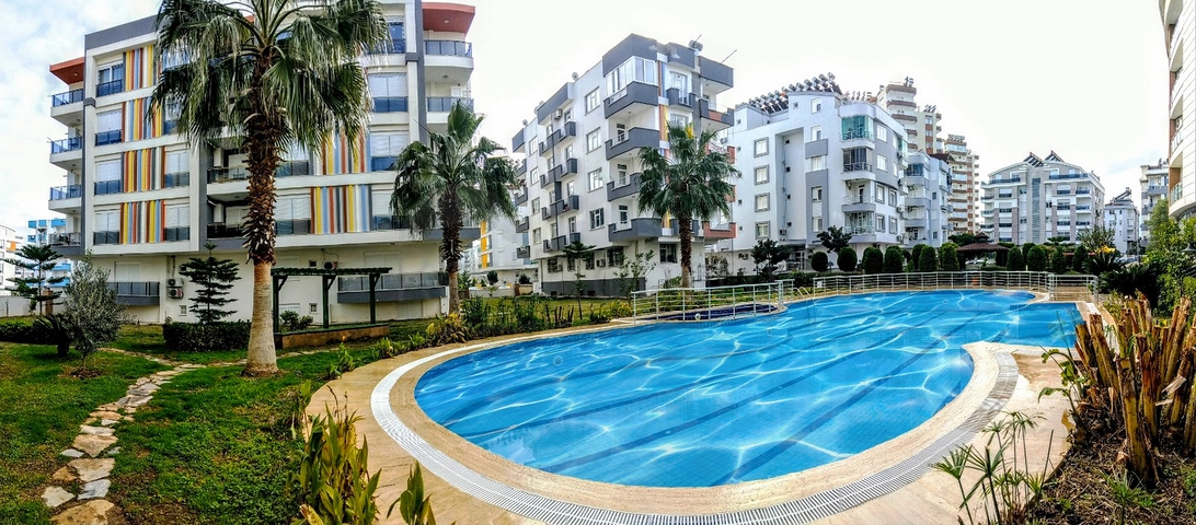 Просторная квартира 3+1 в комплексе с бассейном в Коньяалты