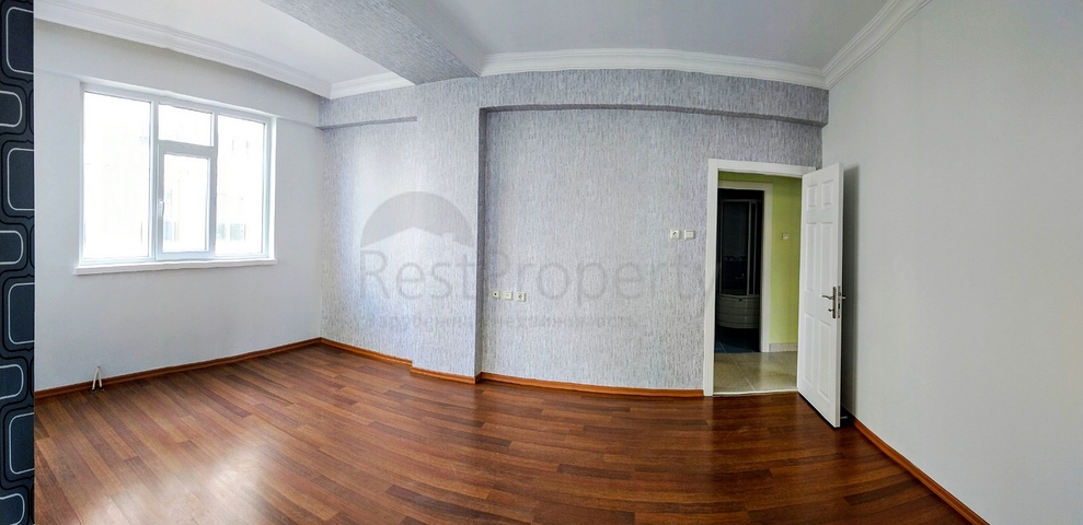 Просторная квартира 3+1 в комплексе с бассейном в Коньяалты