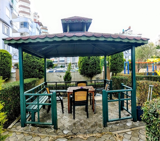 Просторная квартира 3+1 в комплексе с бассейном в Коньяалты