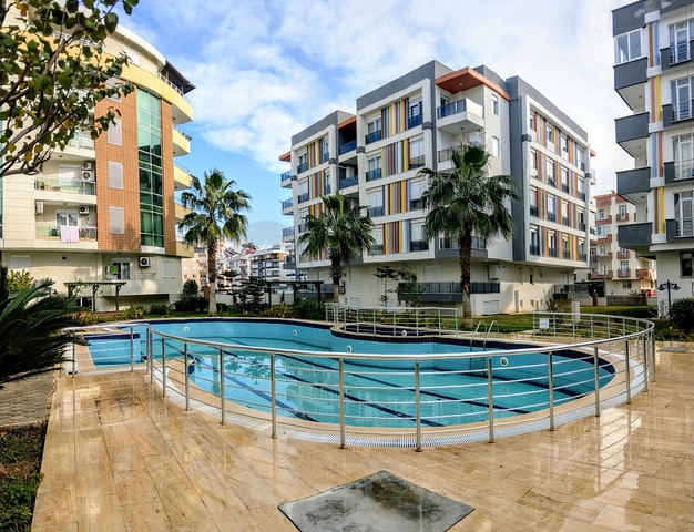 Просторная квартира 3+1 в комплексе с бассейном в Коньяалты