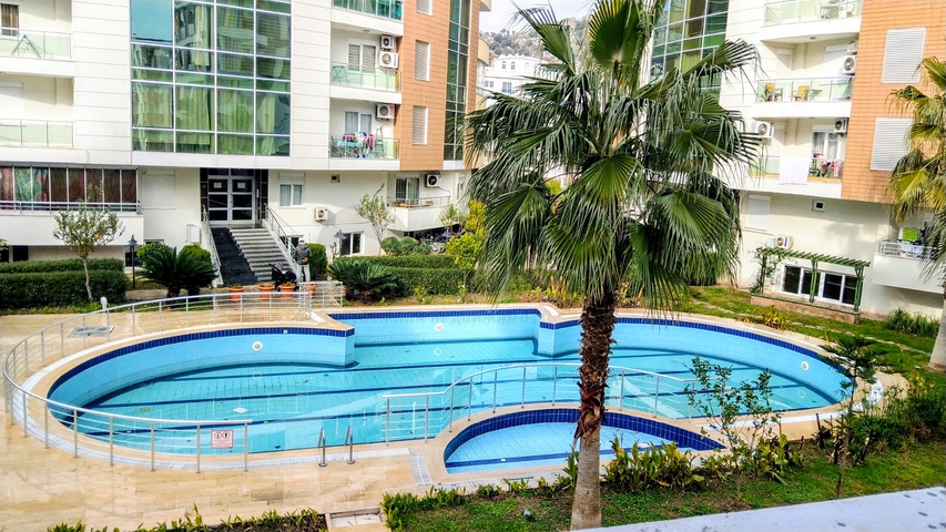 Просторная квартира 3+1 в комплексе с бассейном в Коньяалты