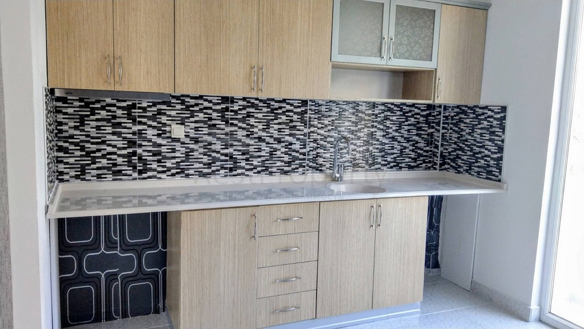 Просторная квартира 3+1 в комплексе с бассейном в Коньяалты