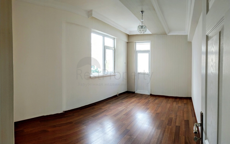 Просторная квартира 3+1 в комплексе с бассейном в Коньяалты