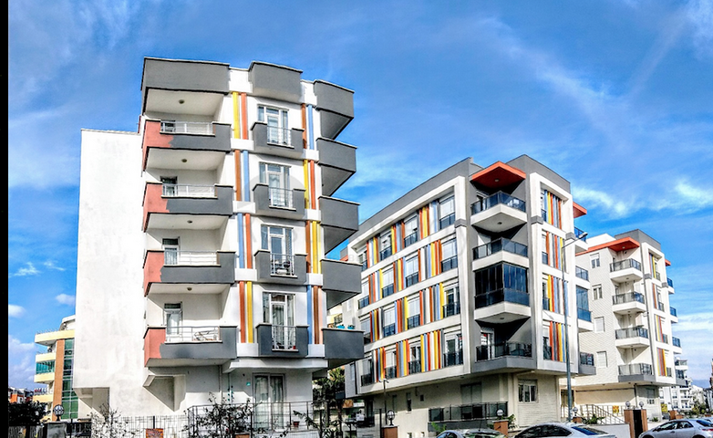 Просторная квартира 3+1 в комплексе с бассейном в Коньяалты