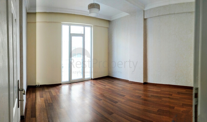 Просторная квартира 3+1 в комплексе с бассейном в Коньяалты