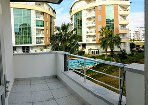 Просторная квартира 3+1 в комплексе с бассейном в Коньяалты