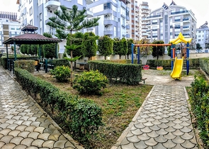 Просторная квартира 3+1 в комплексе с бассейном в Коньяалты