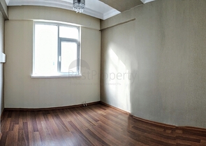 Просторная квартира 3+1 в комплексе с бассейном в Коньяалты