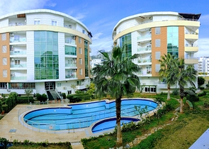 Просторная квартира 3+1 в комплексе с бассейном в Коньяалты