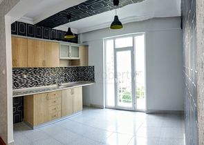 Просторная квартира 3+1 в комплексе с бассейном в Коньяалты