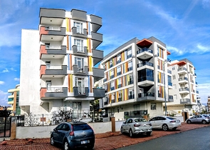 Просторная квартира 3+1 в комплексе с бассейном в Коньяалты