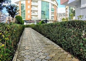 Просторная квартира 3+1 в комплексе с бассейном в Коньяалты