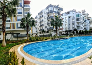 Просторная квартира 3+1 в комплексе с бассейном в Коньяалты