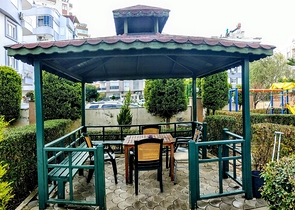 Просторная квартира 3+1 в комплексе с бассейном в Коньяалты