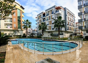 Просторная квартира 3+1 в комплексе с бассейном в Коньяалты