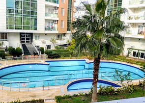 Просторная квартира 3+1 в комплексе с бассейном в Коньяалты