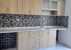 Просторная квартира 3+1 в комплексе с бассейном в Коньяалты