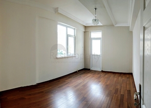 Просторная квартира 3+1 в комплексе с бассейном в Коньяалты