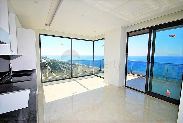 Квартира планировкой 2+1 с прямым видом на море