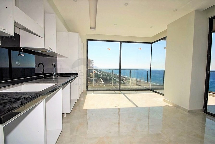 Квартира планировкой 2+1 с прямым видом на море