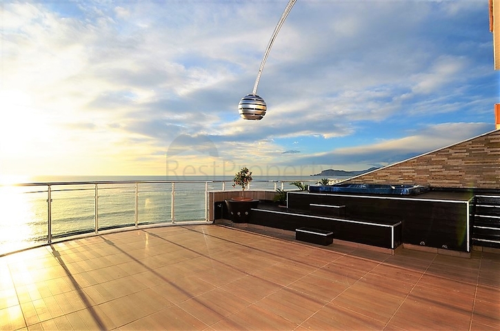 Роскошный пентхаус с прямым видом на Средиземное море