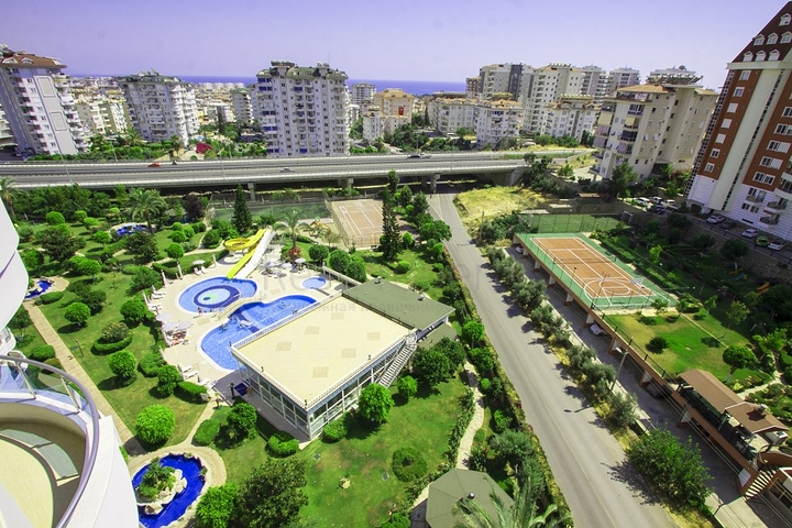 Большой пентхаус с видом на горы и море в Джикджилли