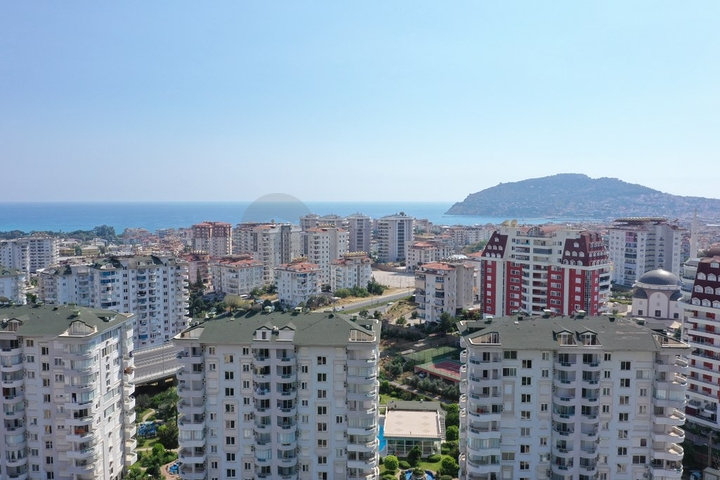 Большой пентхаус с видом на горы и море в Джикджилли