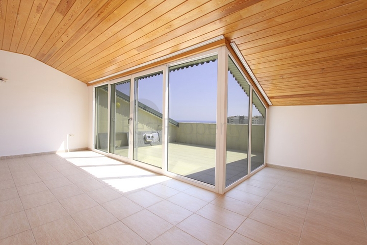 Большой пентхаус с видом на горы и море в Джикджилли