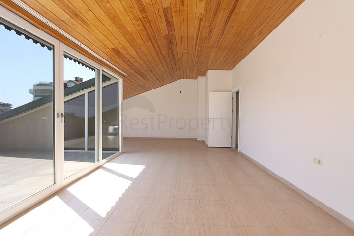 Большой пентхаус с видом на горы и море в Джикджилли